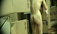 Καστανή με παχουλό κώλο δελεάζει τον θεατή εδώ