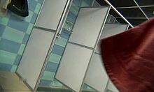 Блондинка шлюха показывает свою гладкую пизду в душе