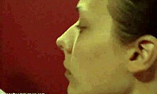 Секси брюнетка 18+ показва стегнати цици на скрита камера