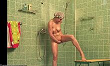 Красивая голая баба исследует каждое местечко в душе