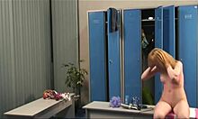 Çıplak sarışın tıraşlı amıyla soyunma odasında saçını kurutuyor, gizli kamera casusluğu