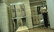 Mira a la zorra sigilosa desnudándose pillada en cámara oculta