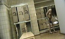 Mira a la zorra sigilosa desnudándose pillada en cámara oculta