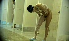 Горячая девчонка наклоняется, моет свое идеальное тело на скрытой камере