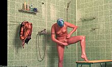 สาวเปลือยโกนหีในห้องอาบน้ำ