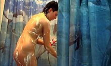 Tangkap cewek dewasa brunette rambut pendek basah di kamar mandi