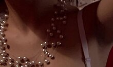 Questa troia piccante indossa il suo bikini colorato seducente