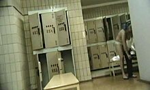 Mira a la zorra sigilosa desnudándose pillada en cámara oculta