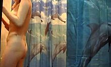 Tetek besar horny perlukan perhatian awak di bilik mandi!