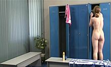 Remaja telanjang berpakaian selepas berenang, diintai kamera tersembunyi