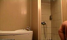 Lepotica rjavolaska ujeta v vročo tuš sceno s popolnim telesom