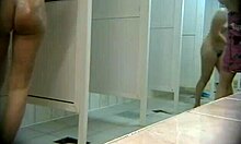 Joven de tetas pequeñas se ducha tras la piscina