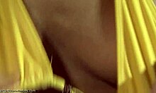 Queste troie selvagge 18+ si spogliano nello spogliatoio di nascosto