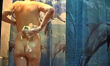 Tetek besar horny perlukan perhatian awak di bilik mandi!