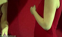 Kaksi upeaa narttua riisuutuu pukuhuoneessa. Piilokamera nappaa jokaisen liikkeen