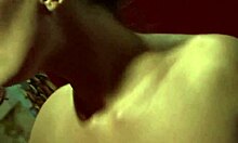 ομαδόν αυτή η κουκλάρα είναι τόσο καυτή πλένει αργά το τέλειο κορμί της 🛁