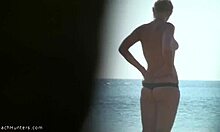 Adolescente timida 18+ a seno nudo sulla spiaggia nudista?