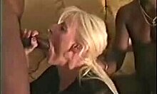 MILF в боди блондинка сосет огромные черные члены на диване. Два парня жестко ее трахают!
