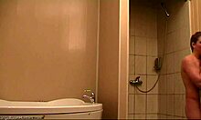 Verdomme, ik ben zo geil in deze douche