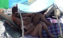 Крадешком прегръдки и фина съблазън от зрялата приятелка с очила на обществено място