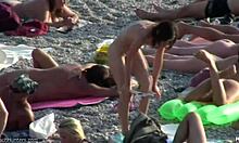 Красива мацка с перфектен зад излиза гола от водата