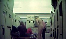 Sniktitt på sleive jenter som stripper nakne i garderoben