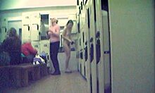 Voit kurkistella saastaisia tyttöjä riisuutuvan alasti pukuhuoneessa