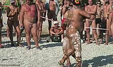 Племенные танцы глубоко загорелой брюнетки-подружки