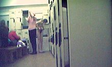 Ты можешь подглядеть за шлюшками, раздевающимися догола в раздевалке