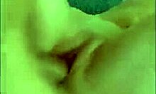 แฟนสาวผมทรงผมเปียเยาว์วัย 18+ คุกเข่าดูดควยใหญ่ อะไรเป็นความลับ?