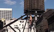 Приятелката ми, която обича фланелки, се съблича гола на покрива