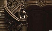 Къдрава брюнетка приятелка се разхожда гола край Операта!