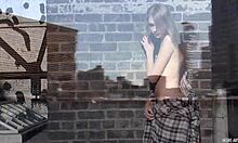 Moje přítelkyně milující flanel se svléká nahá na střeše