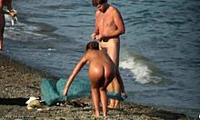 Prietenă pofticioasă brunetă face baie goală cu amicul ei, iubind fiecare strop.