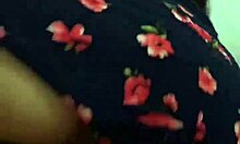 Con la vecina madura en vestido de flores recibo masaje