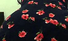 Con la vecina madura en vestido de flores recibo masaje