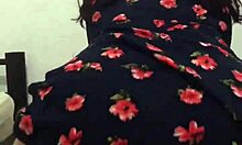 Con la vecina madura en vestido de flores recibo masaje