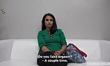 Bella chiacchierata prima di casting porno con timida mora ceca