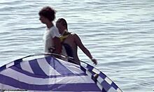 Üstü Çıplak Güzellik Nüdist Plajlarda Geziyor HD'de