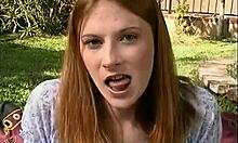 Allison Whyte excitée chevauche grosse bite en extérieur