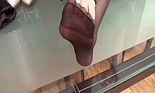 i'm stockings-clad seductress jennifer love showing feet