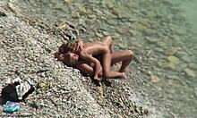 Я так в восторге от минета, перешедшего в дикий публичный секс на пляже