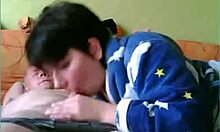 Jeg elsker at se min søde brunette i badekåbe sutte ham af