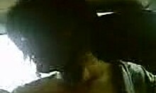 Namurada Morena Apalpada no Carro Estacionado ao Ar Livre