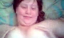 Wow, hottie masturbates on big bed!