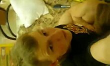 Elle chevauche avec un cul huilé