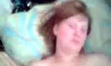 Wow, hottie masturbates on big bed!