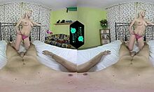 Blondinka jebe v POV v VR