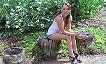 Wow! Stram brunette babe onanerer i naturen!