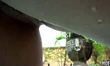 Сочна мадама язди кур край басейна